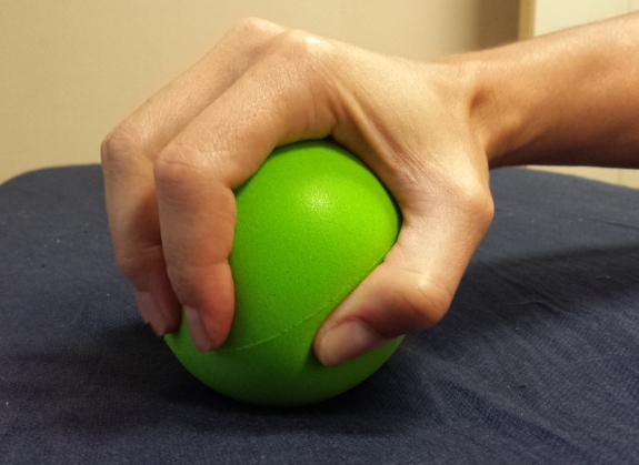 El material, como balones, lo lleva el fisioterapeuta a su hogar.