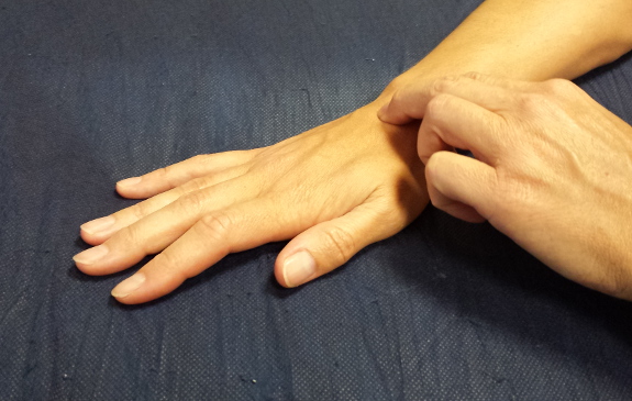 Los masajes en las manos mejoran la circulación y elasticidad.
