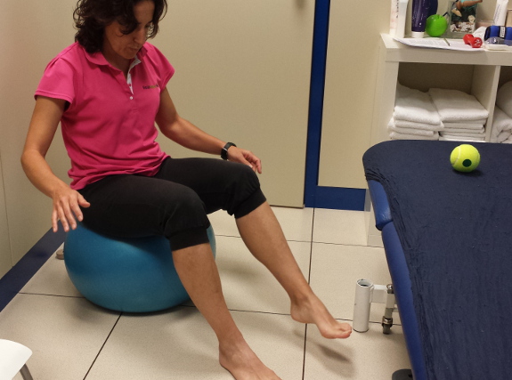 Los fisioterapeutas muestran cómo hay que realizar los ejercicios