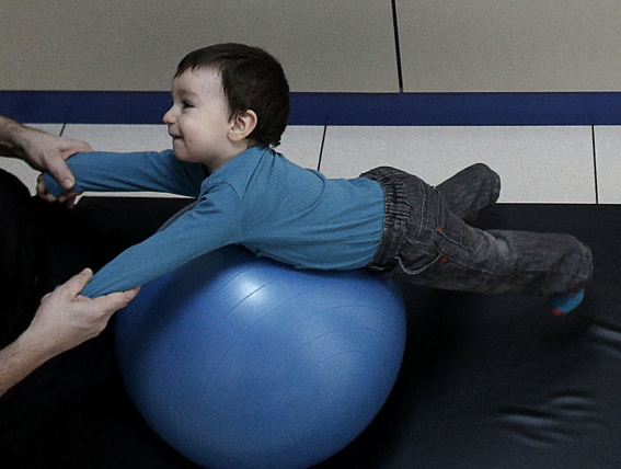 El método Bobath es muy efectivo al tratar a niños con daños cerebrales.