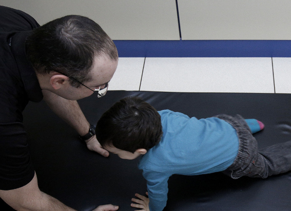 Las sesiones de masajes con niños con distrofia muscular se plantean a veces como juegos.  